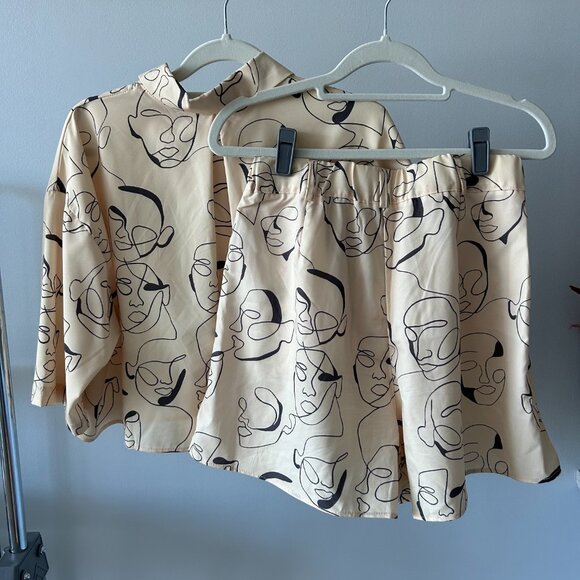 Lot of 2: Shorts And Crop Top Sets: Faces & Floral Patterns - Picture 5 of 8